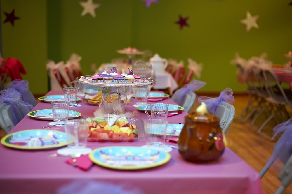 https://themotherhuddle.com/wp-content/uploads/2023/07/Princess-Themed-Table-Settings.jpeg