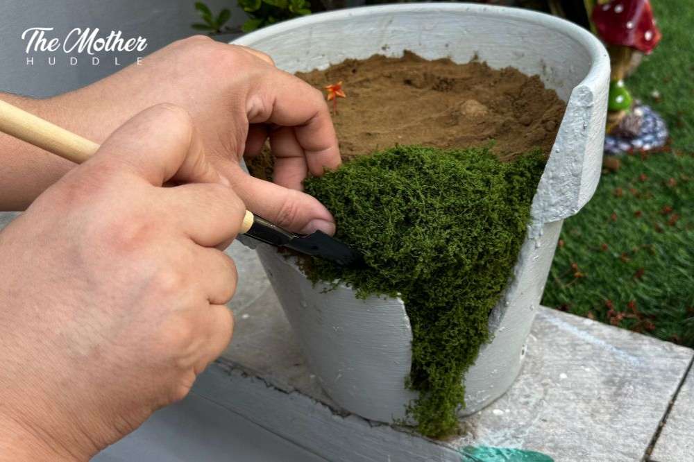 Put the fake moss grass