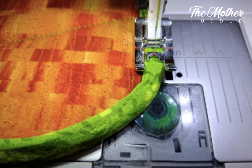 Sewing smoothly the curve of the Pumpkin Pot Holder