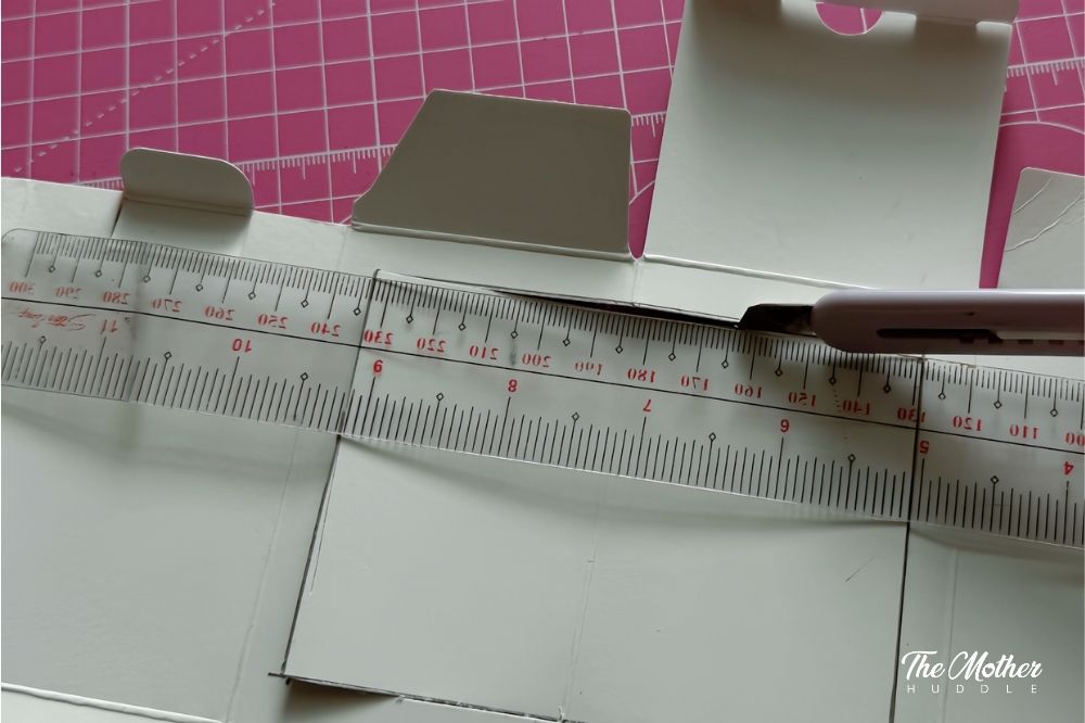 Step 3 Cut the window of the box